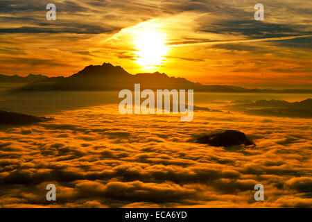 Berg Pilatus über Nebel bei Sonnenuntergang, Kanton Zug, Schweiz Stockfoto