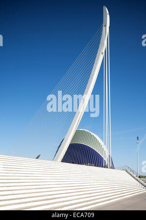Moderne Brücke Puente del Grao und Agora Platz, Ciudad de Las Artes y Las Ciencias, Valencia, Spanien Stockfoto