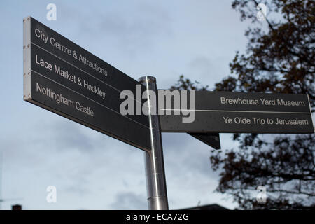 Wegweiser in Nottingham zu Ye Olde Reise nach Jerusalem und Lace Market, Nottingham Castle, Stadtzentrum und Sudhaus Hof Museum Stockfoto