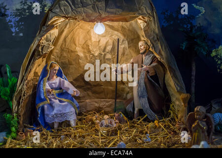 Selbstgemachte Weihnachtsszene mit Figuren wie Jesus, Maria, Joseph Stockfoto