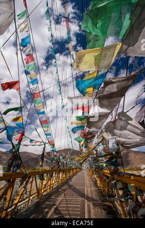 Gebetsfahnen auf einem Steg über den Brahmaputra Fluss - Tibet autonome Region von China. Stockfoto