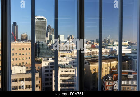 London-Ansichten aus der Shard - Walkie Talkie (20 Fenchurch Street), Gurke (1 St Mary Axe) und NatWest Tower (Tower 42) sichtbar Stockfoto