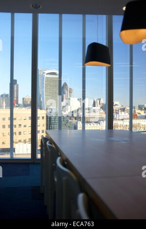 London-Ansichten aus der Shard - Walkie Talkie (20 Fenchurch Street), Gurke (1 St Mary Axe) und NatWest Tower (Tower 42) sichtbar Stockfoto