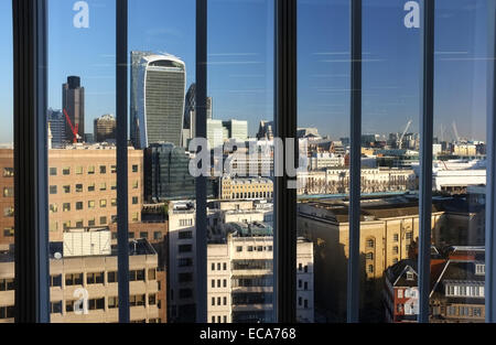 London-Ansichten aus der Shard - Walkie Talkie (20 Fenchurch Street), Gurke (1 St Mary Axe) und NatWest Tower (Tower 42) sichtbar Stockfoto