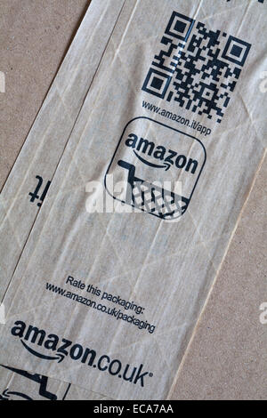 Amazon App Warenkorb logo und Scan mir QR-Code quick response code auf Paket von Amazon Stockfoto