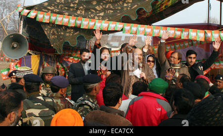 Srinagar, Kaschmir. 11. Dezember 2014.  Srinagar, Kaschmir. 11. Dezember 2014. Bhartia Janta Partei (BJP) Präsident Amit Shah Wellen auf einer Kundgebung während einer Kampagne Wahlveranstaltung in Srinagar, kontrolliert indischen Kaschmir, Mittwoch, im Finale zwei Phasen des fünf-Phasen-Staat, die Wahlen von Jammu und Kaschmir am 14. Dezember stattfinden werden und 20. und Resultson 23 Dezember. Bildnachweis: Sofi Suhail/Alamy Live-Nachrichten Stockfoto