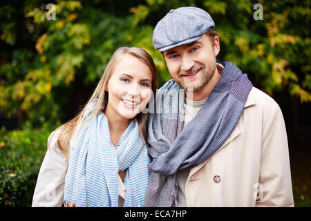 Stilvolle junger Mann und Frau, Blick in die Kamera Stockfoto