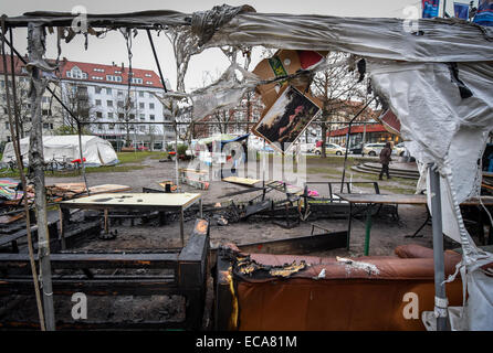 Die Überreste von zwei brannte Zelte Stand auf einem temporären Flüchtlingslager, Hannover (Niedersachsen), Deutschland, 11. Dezember 2014. Das Feuer war aus unbekannten Gründen ausgebrochen. Seit Mai sudanesische Flüchtlinge Damonstrate für Aufenthaltsrecht in Deutschland. Foto: OLE SPATA/dpa Stockfoto