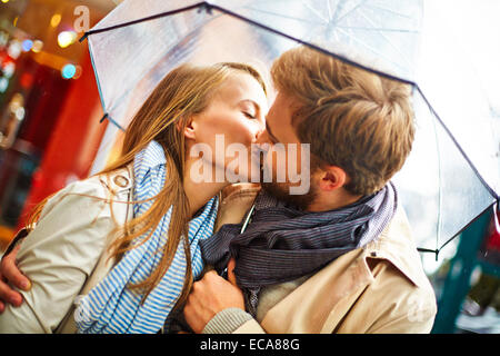 Verliebten Paar küssen unter Dach im urbanen Umfeld Stockfoto