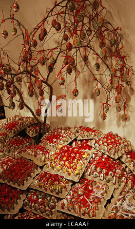 Weihnachten handbemalte Eier auf Anzeige an "Weihnachten in Salzburg "shop in Salzburg, Österreich. Stockfoto