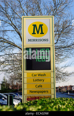 Mansfield, Nottinghamshire, UK. 11. Dezember 2014. Der durchschnittliche Preis für UK-Benzin ist unter £1,20 pro Liter, den tiefsten Stand seit Dezember 2010 nach Regierungsangaben gesunken. Mansfield Supermarkt Tankstellen Kraftstoffpreise, billigste Asda und Tesco, Sainsburys und Morrisons. Bleifreies £114,7 Diesel £119,7. Bildnachweis: IFIMAGE/Alamy Live-Nachrichten Stockfoto