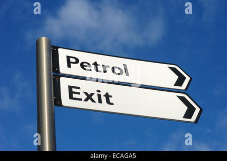 Mansfield, Nottinghamshire, UK. 11. Dezember 2014. Der durchschnittliche Preis für UK-Benzin ist unter £1,20 pro Liter, den tiefsten Stand seit Dezember 2010 nach Regierungsangaben gesunken. Mansfield Supermarkt Tankstellen Kraftstoffpreise, billigste Asda und Tesco, Sainsburys und Morrisons. Bleifreies £ 114,7 Diesel £119,7. Bildnachweis: IFIMAGE/Alamy Live-Nachrichten Stockfoto