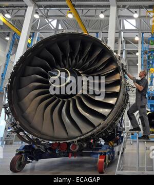 (Datei) - datiert ein Bild 06 Juli 2010 zeigt ein Mitarbeiter arbeitet an einem Motor für Schulungszwecke, Rolls-Royce Trent 900, an der Engine Maintenance Station der N3 Overhaul Services GmbH in Arnstadt, Deutschland. Die australische Fluggesellschaft Quantas haben entdeckten Öl-Leckagen in den Motoren von drei ruhiggestellten Airbus A380. Nach einem Serienherstellung Zwischenfall mit einem australischen Airbus A380 und eine Notlandung der letzten Woche initiiert die Fluggesellschaft acht Stunden langen Tests mit Trent 900-Triebwerken. Laut dem Leiter des Quantas, Joyce, am 8. November 2010, Öl fand man an Orten wo es Sho Stockfoto