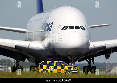 Düsseldorf, Deutschland. 3. Juni 2010. Der Airbus A380 "Frankfurt Am Main" der deutschen Fluggesellschaft Lufthansa am Flughafen in Düsseldorf, 3. Juni 2010 abgebildet. Die Piloten sind derzeit Ausbildung, eine Lizenz für das größte Verkehrsflugzeug der Welt fliegen zu erreichen. Das Flugzeug wird der deutsche Fußball-Nationalmannschaft nach Südafrika am 6. Juni 2010 statt. Foto: ROLAND WEIHRAUCH/Dpa/Alamy Live News Stockfoto