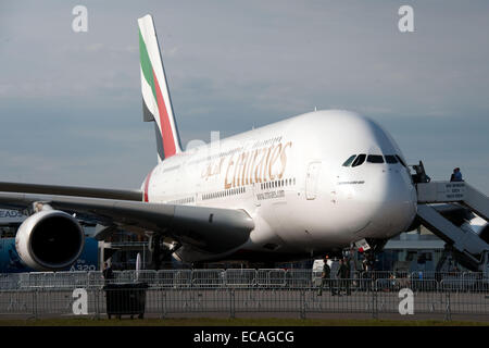 Ein Airbus super-Jumbo A380-800 der Fluggesellschaft "Emirates" an der Berlin Air Show (ILA) vorgestellt werden statt am Flughafen Schönefeld in Berlin, Deutschland, 11. September 2012. Foto: Robert Schlesinger Stockfoto