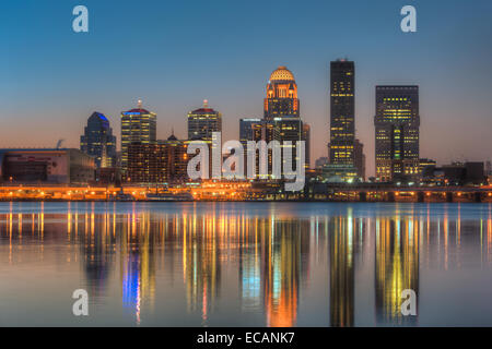 Die beleuchtete Skyline von Louisville, Kentucky spiegelt sich in den Ohio River bei klarem Himmel kurz vor Sonnenaufgang. Stockfoto