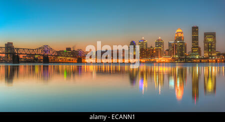 Die Skyline von Louisville, Kentucky, einschließlich der Second Street Bridge, spiegelt sich in den Ohio River kurz vor Sonnenaufgang. Stockfoto