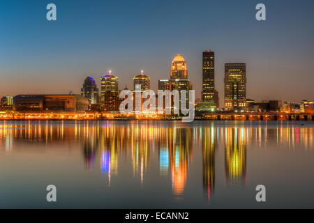 Die beleuchtete Skyline von Louisville, Kentucky spiegelt sich in Ohio River bei klarem Himmel kurz vor Sonnenaufgang. Stockfoto