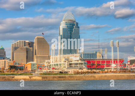 Die Skyline von Cincinnati, Ohio, einschließlich der großen amerikanischen Turm und Ball Park. Stockfoto