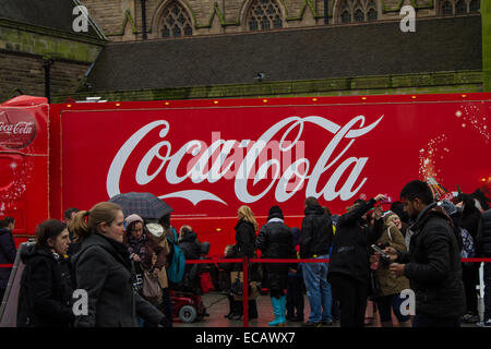 Birmingham, Vereinigtes Königreich. 11. Dezember 2014. Coca Cola Weihnachtstruck kommt in Birmingham auf seiner Tour von der UK-Credit: Steven Reh/Alamy Live News Stockfoto