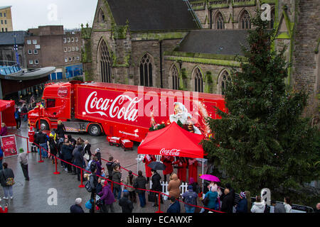 Birmingham, Vereinigtes Königreich. 11. Dezember 2014. Coca Cola Weihnachtstruck kommt in Birmingham auf seiner Tour von der UK-Credit: Steven Reh/Alamy Live News Stockfoto