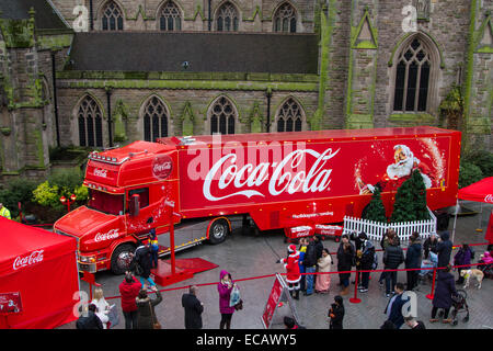 Birmingham, Vereinigtes Königreich. 11. Dezember 2014. Coca Cola Weihnachtstruck kommt in Birmingham auf seiner Tour von der UK-Credit: Steven Reh/Alamy Live News Stockfoto