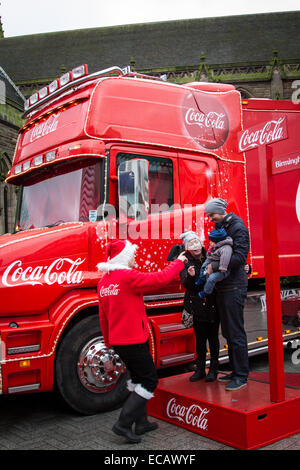 Birmingham, Vereinigtes Königreich. 11. Dezember 2014. Coca Cola Weihnachtstruck kommt in Birmingham auf seiner Tour von der UK-Credit: Steven Reh/Alamy Live News Stockfoto