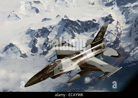 Ein Kampfflugzeug der Luftwaffe F - 15C Falcon fliegt über ein Gebirge während des Trainings Nordrand 16. Juni 2011 im Golf von Alaska. Stockfoto