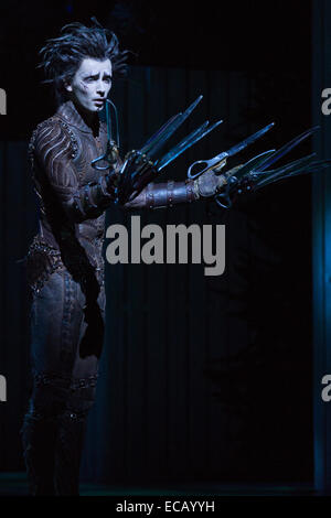 Liam Mower als Edward mit den Scherenhänden. Fototermin für die Matthew Bourne Adaption für die Bühne von Burtons Film "Edward Scissorhands" Sadler es Wells. Edward Scissorhands läuft vom 2. Dezember 2014 bis 11. Januar 2015 am Sadler es Wells Theatre in London. Edward Scissorhands entsteht durch Matthew Bourne Unternehmen neue Abenteuer. Edward Scissorhands spielt Liam Mower und Dominic North, Kim Boggs wird von Katy Lowenhoff und Ashley Shaw (auf alternative Nächte) gespielt. Stockfoto