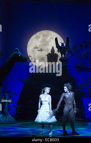 Im Bild: Liam Mäher als Edward mit den Scherenhänden und Katy Lowenhoff als Kim Boggs. Fototermin für die Matthew Bourne Adaption für die Bühne von Burtons Film "Edward Scissorhands" Sadler es Wells. Edward Scissorhands läuft vom 2. Dezember 2014 bis 11. Januar 2015 am Sadler es Wells Theatre in London. Edward Scissorhands entsteht durch Matthew Bourne Unternehmen neue Abenteuer. Edward Scissorhands spielt Liam Mower und Dominic North, Kim Boggs wird von Katy Lowenhoff und Ashley Shaw (auf alternative Nächte) gespielt. Stockfoto