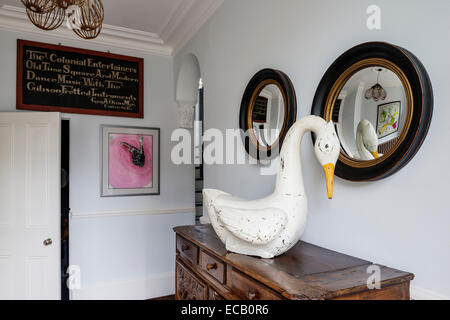 Bemalte hölzerne Schwan aus ich & JL Brown auf Französisch provenzalischen Brust im Flur mit kreisförmigen Konvexspiegel von Graham & Gree Stockfoto