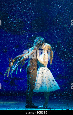 Liam Mäher als Edward mit den Scherenhänden und Katy Lowenhoff als Kim Boggs. Fototermin für die Matthew Bourne Adaption für die Bühne von Burtons Film "Edward Scissorhands" Sadler es Wells. Edward Scissorhands läuft vom 2. Dezember 2014 bis 11. Januar 2015 am Sadler es Wells Theatre in London. Edward Scissorhands entsteht durch Matthew Bourne Unternehmen neue Abenteuer. Edward Scissorhands spielt Liam Mower und Dominic North, Kim Boggs wird von Katy Lowenhoff und Ashley Shaw (auf alternative Nächte) gespielt. Stockfoto