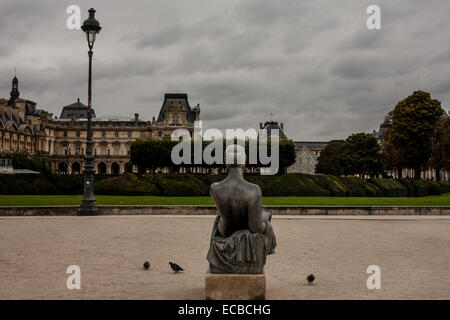 Liegende Statue vor dem Louvre Museum in Paris, Frankreich. Stockfoto