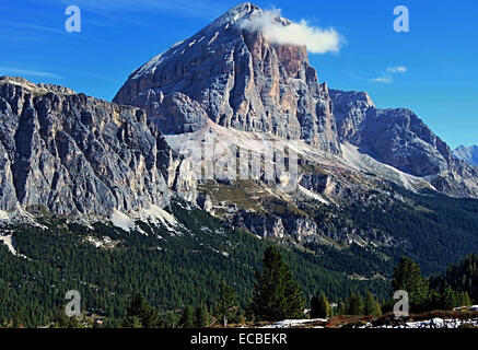 Gipfel, die Tofana di Rozes in Dolomiten genannt, mit einer kleinen Wolke Stockfoto