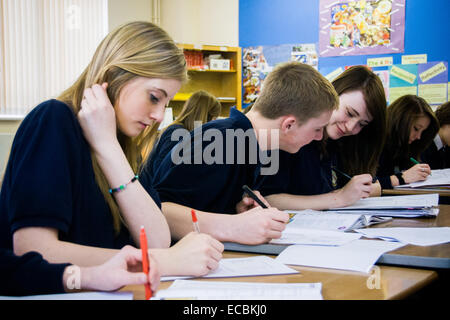 Schüler in klassenarbeitenden Schülern an der Secondary Comprehensive School in Cirencester, Großbritannien Stockfoto