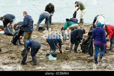 Tausende von Freiwilligen Rauschsperre jedes Jahr durch den Schlamm von der Themse bei Ebbe Abholung Müll hinterlassen. Stockfoto