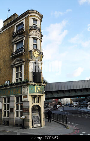 Die Blackfriars Pub in London, England. Das Pub steht an einer Ecke in der Nähe von Bahnhof Blackfriars. Stockfoto