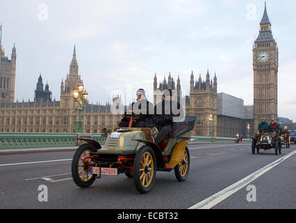 Ein Mietwagen in London to Brighton Veteran Car Run überquert Westminster Brücke. Stockfoto