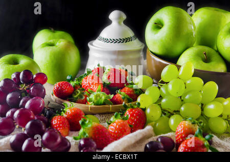 Stillleben mit Obst mischen, Apfel mit Erdbeere, Ananas und Banane Stockfoto