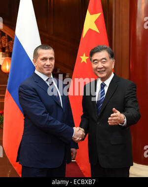 Peking, China. 11. Dezember 2014. Chinese Vice Premier Wang Yang (R) trifft sich mit Yuri Trutnev, stellvertretender Premierminister von Russland und Präsidenten Bevollmächtigter Gesandter, Far Eastern Federal District in Peking, Hauptstadt von China, 11. Dezember 2014. © Liu Jiansheng/Xinhua/Alamy Live-Nachrichten Stockfoto