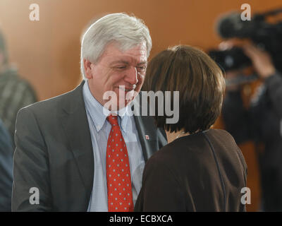 Berlin, Deutschland. 11. Dezember 2014. Treffen von Angela Merkel mit den Ministerpräsidenten der deutschen Bundesländer im Bundeskanzleramt am Dezember 11, 2014 in Berlin, Deutschland. / Foto: Volker Bouffier (SPD), Ministerpräsident des Landes Hessen, sprechen mit Malu Dreyer (SPD), Ministerpräsident des Landes Rheinland-Pfalz. Bildnachweis: Reynaldo Chaib Paganelli/Alamy Live-Nachrichten Stockfoto