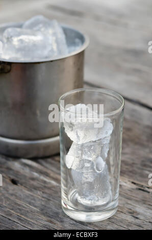 Mit Eiswürfeln gefülltes Glas mit Eiswürfeln und Eisbehälter Stockfoto