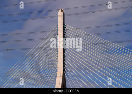 Die Flintshire Bridge, A548, überspannt die Dee Mündung und verbindet den Connah’s Quay mit dem südlichen Ende der Wirral-Halbinsel in Nordwales Stockfoto
