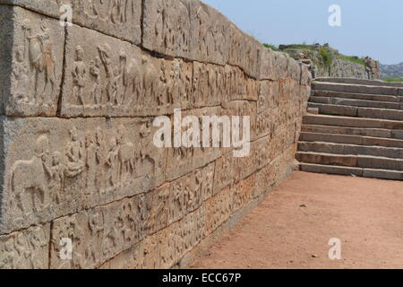 Inschriften auf Mahanavami Dibba Wände @ Hampi - UNESCO Weltkulturerbe Stockfoto