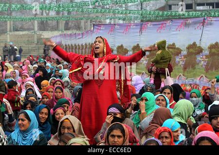 Srinagar, Kaschmir Indien kontrollierten. 11. Dezember 2014. Ein Anhänger von Indien kontrollierten Kaschmir pro-Indien Partei People es Democratic Party (PDP) ruft Parolen während einer Wahlveranstaltung in Srinagar, Sommer in der Hauptstadt von Indien kontrollierten Kaschmir, 11. Dezember 2014. Die vierte Phase der Kommunalwahlen in Indien kontrollierten Kaschmir wird einschließlich Srinagar am 14. Dezember stattfinden. © Javed Dar/Xinhua/Alamy Live-Nachrichten Stockfoto