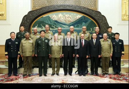 (141211)--Peking, 11. Dezember 2014 (Xinhua)--Yu Zhengsheng (C, vorne), Vorsitzender des Nationalkomitees für das chinesische Volk politischen Beratenden Konferenz (CPPCC), trifft mit kubanischen Außenminister der revolutionären Streitkräfte Leopoldo Cintra Frias (4. L, vorn) in Peking, Hauptstadt von China, 11. Dezember 2014. (Xinhua/Pang Xinglei) (mp) Stockfoto