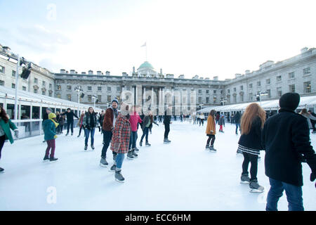 London, UK. 11. Dezember 2014. Mitglieder der Öffentlichkeit genießen Schlittschuhlaufen auf einer Outdoor-Eisbahn im Somerset House Credit: Amer Ghazzal/Alamy Live-Nachrichten Stockfoto