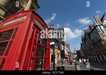 Von Chester, England. Eine rote öffentliche Telefonzelle auf Chesters Eastgate Street. Stockfoto