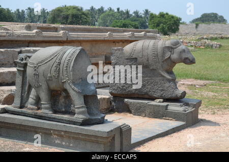 Elefant aus Stein Statuen @ Royal Gehäuse @ Hampi - UNESCO Weltkulturerbe Stockfoto