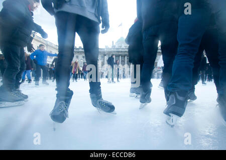 London, UK. 11. Dezember 2014. Mitglieder der Öffentlichkeit genießen Schlittschuhlaufen auf einer Outdoor-Eisbahn im Somerset House Credit: Amer Ghazzal/Alamy Live-Nachrichten Stockfoto